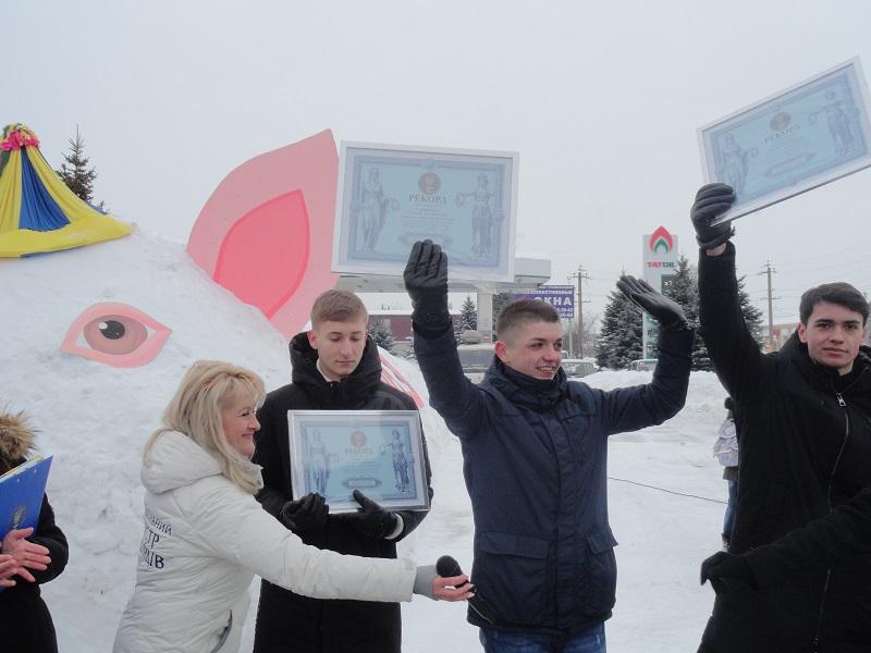 Місцева молодь працювали над "скульптурою" 12 днів / фото kotovsk-city.gov.ua
