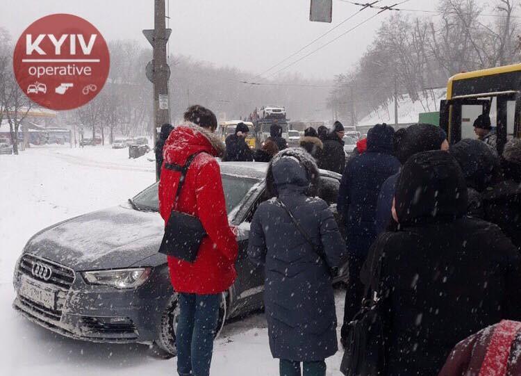 У Києві автомобіль Audi в'їхав у зупинку громадського транспорту / фото Київ Оперативний У Києві автомобіль Audi в'їхав у зупинку громадського транспорту / фото Київ Оперативний