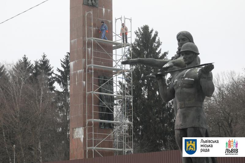 У Львові демонтують аварійну стелу Монументу Слави / фото Львівська міськрада У Львові демонтують аварійну стелу Монументу Слави / фото Львівська міськрада