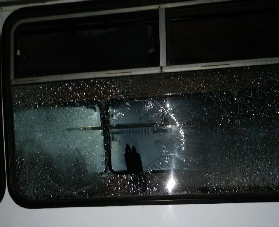 Правонарушитель начал стрелять из пистолета в сторону автобуса / фото пресс-служба полиции области Правонарушитель начал стрелять из пистолета в сторону автобуса / фото пресс-служба полиции области
