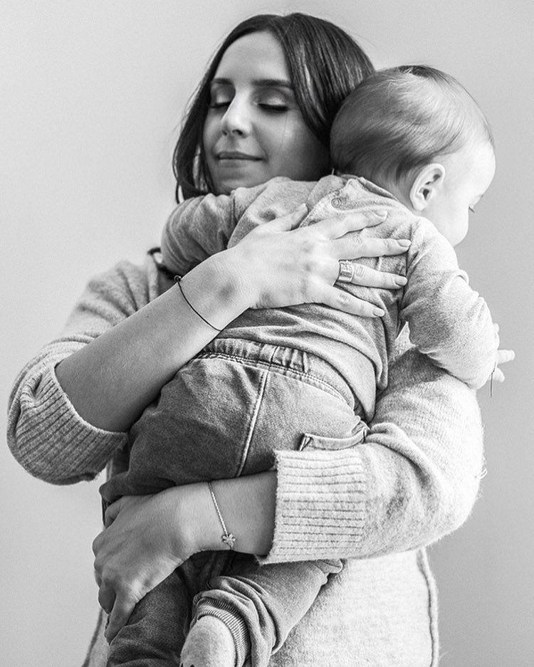 Певица также поделилась с фолловерами фото, где она обнимает малыша / Фото: Instagram