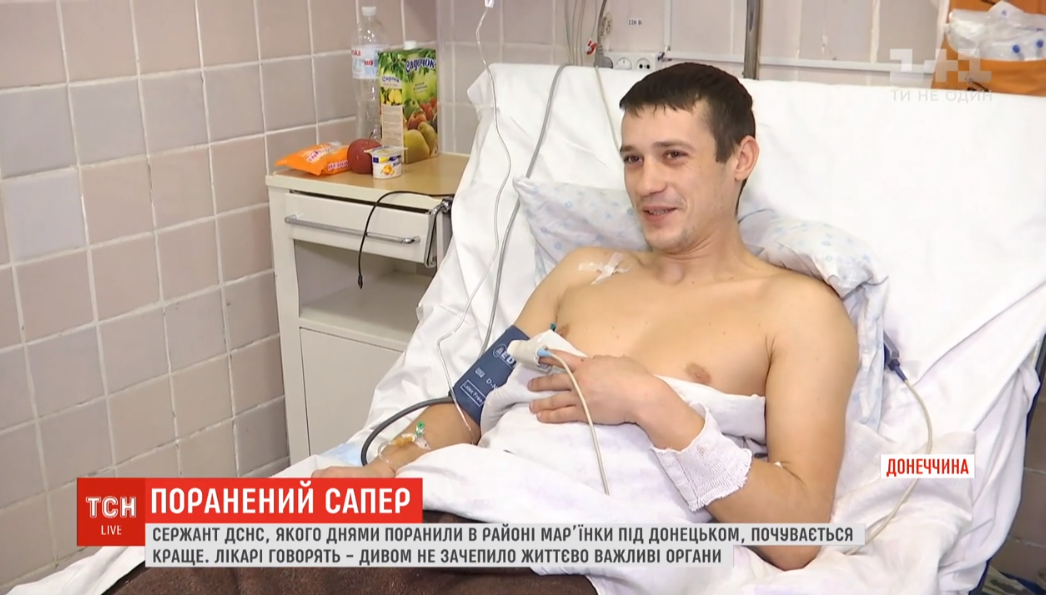Сапер ГСЧС Артем Меленчук рассказал об обстреле боевиков, в результате которого он получил ранения / скриншот видео ТСН