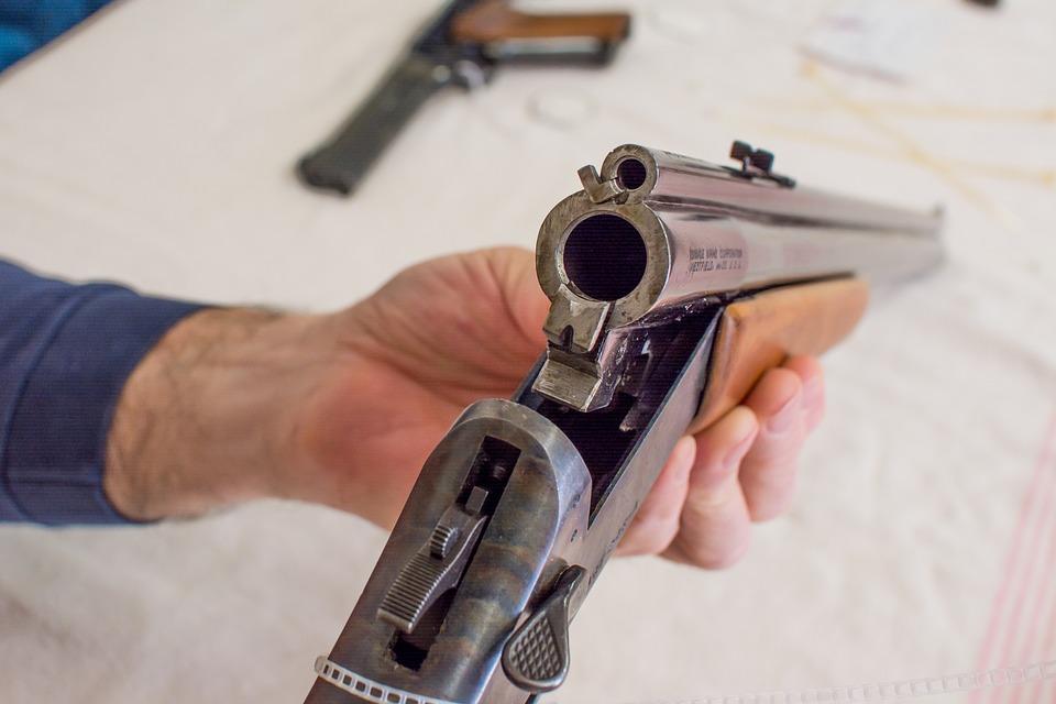 Подросток хотел похвастаться отцовским ружьем / фото Pixabay