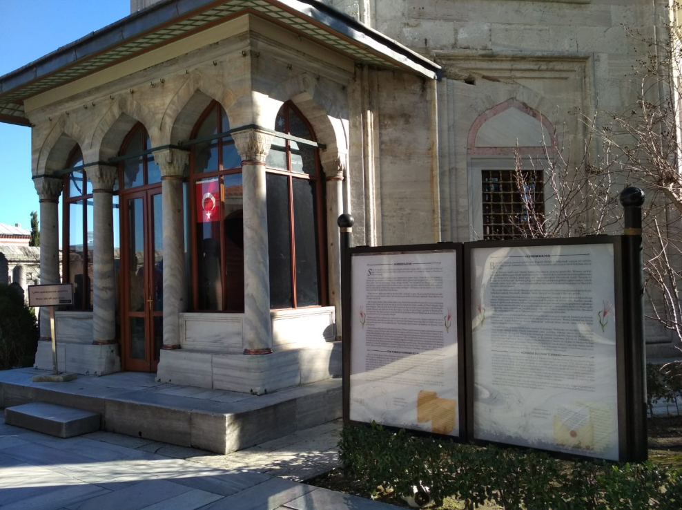 Біля усипальниці Роксолани змінили написи про її нібито російське походження / фото twitter.com/UKRinTR