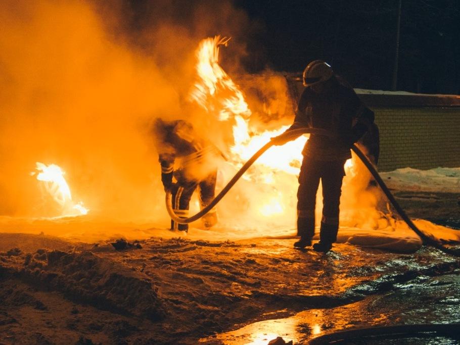 У Києві рятувальники загасили пожежу елітного автомобіля / фото ДСНС У Києві рятувальники загасили пожежу елітного автомобіля / фото ДСНС