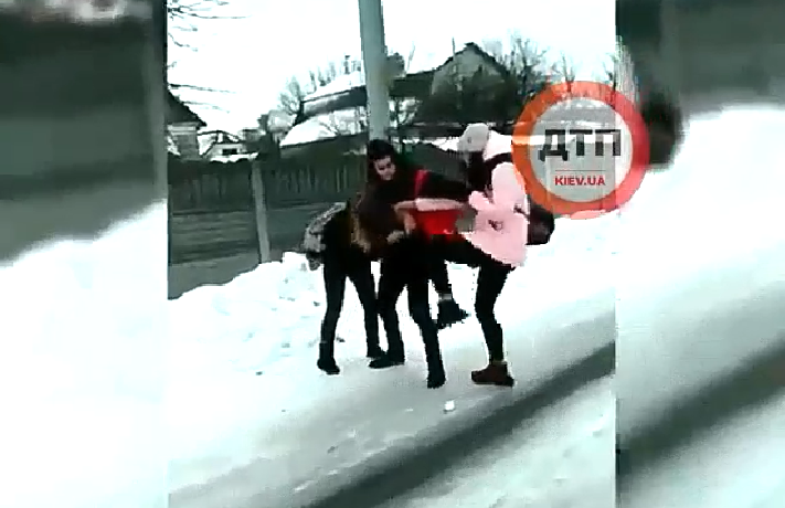 Полиция открыла уголовное производство по факту избиения подростками школьницы на Киевщине / скриншот