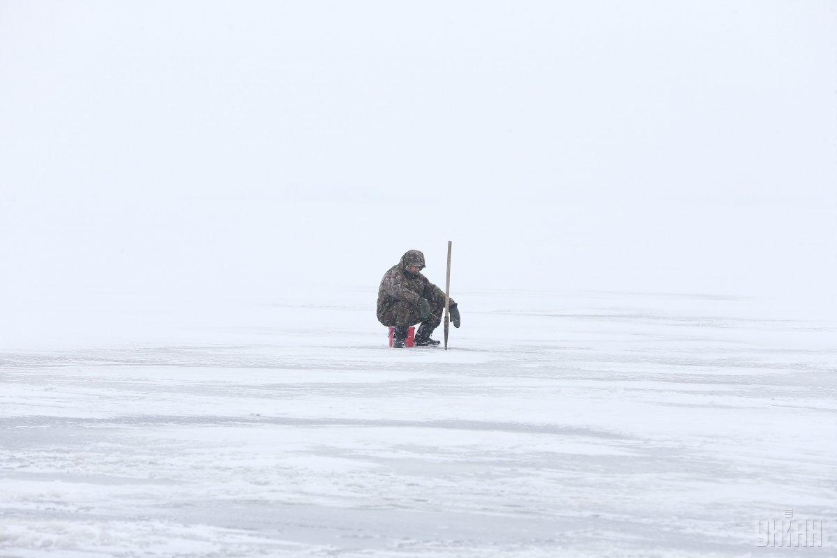 Лед провалился под рыбаком / фото УНИАН