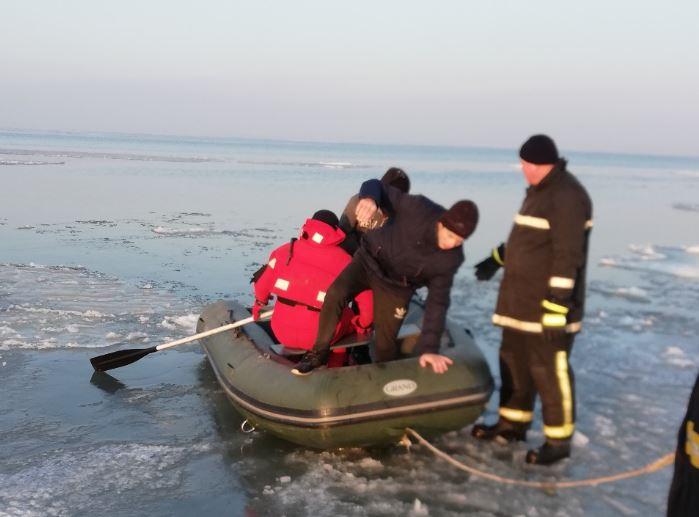 В Одесской области спасатели сняли с дрейфующей льдины четырех детей / ГСЧС Украины