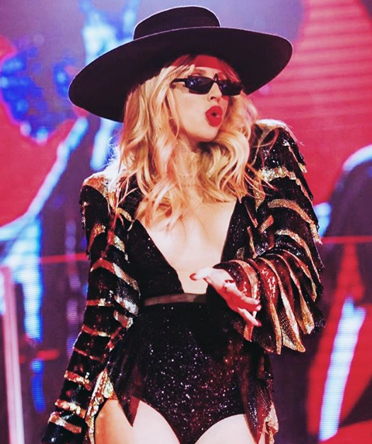 Лобода - любитель экстремальных декольте / фото instagram.com/lobodaofficial