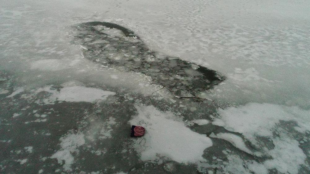 Children fell through on thin ice / photo from UNIAN