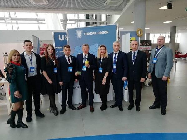 Зокрема делегації на форумі презентували свій економічний потенціал / фото УНІАН Зокрема делегації на форумі презентували свій економічний потенціал / фото УНІАН