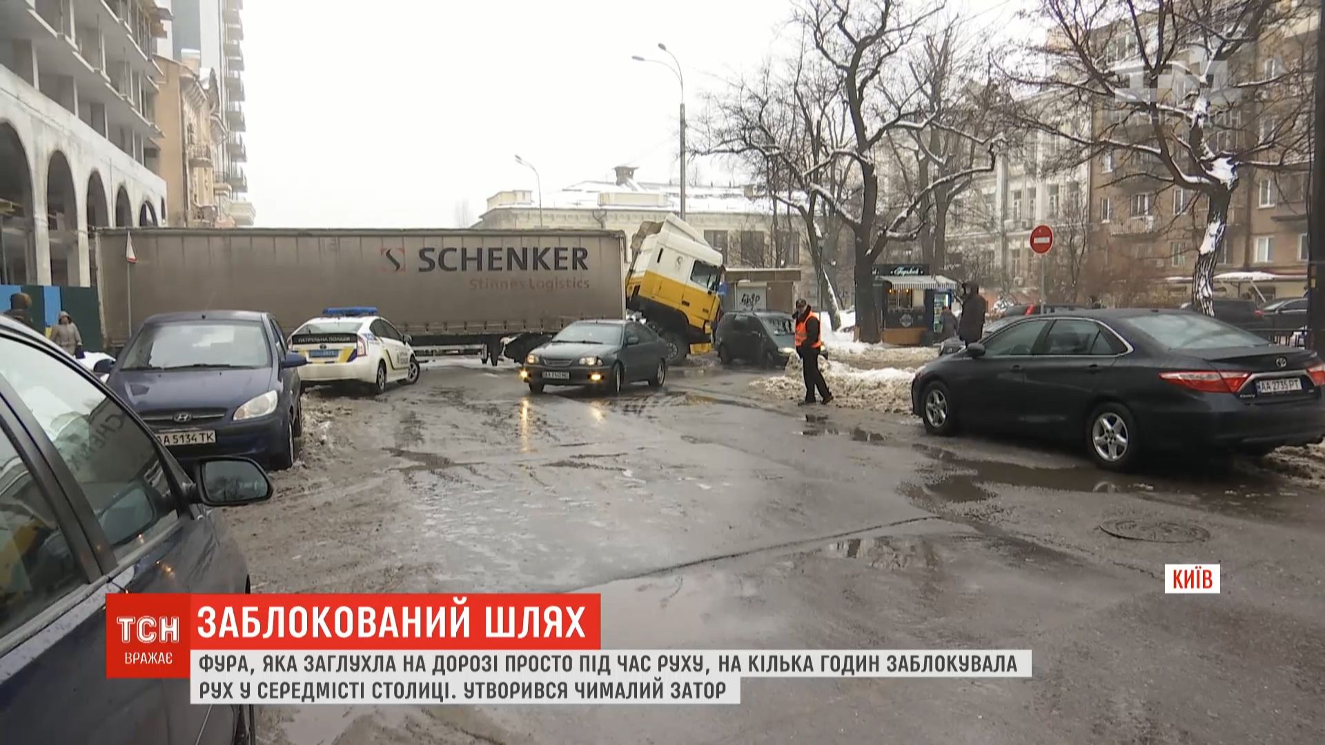 Поліцейські пропускали автівки по тротуару / скріншот Поліцейські пропускали автівки по тротуару / скріншот