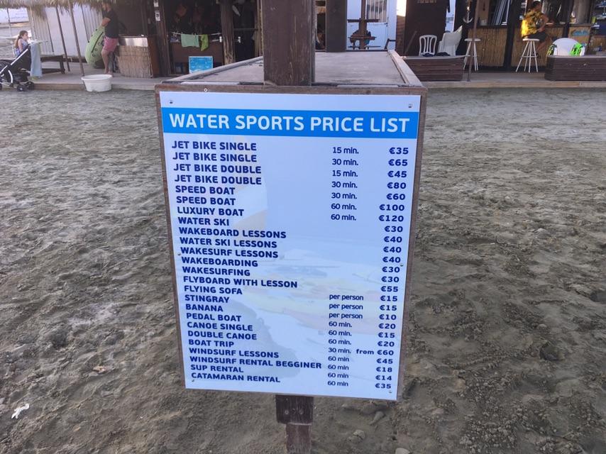 Цены на пляжные развлечения приблизительно одинаковые на всех кипрских курортах / фото Андрей Василюк