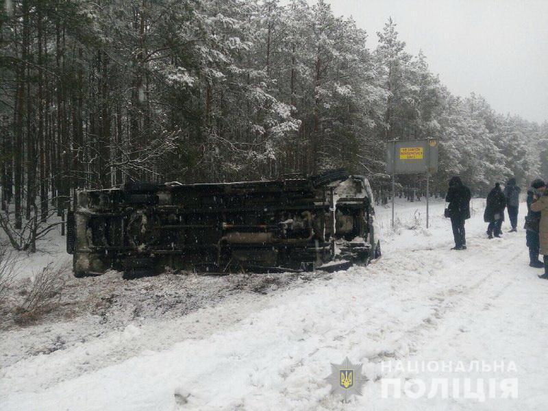 Водитель не выбрал безопасной скорости движения и допустил занос / фото: пресс-служба полиции Водитель не выбрал безопасной скорости движения и допустил занос / фото: пресс-служба полиции