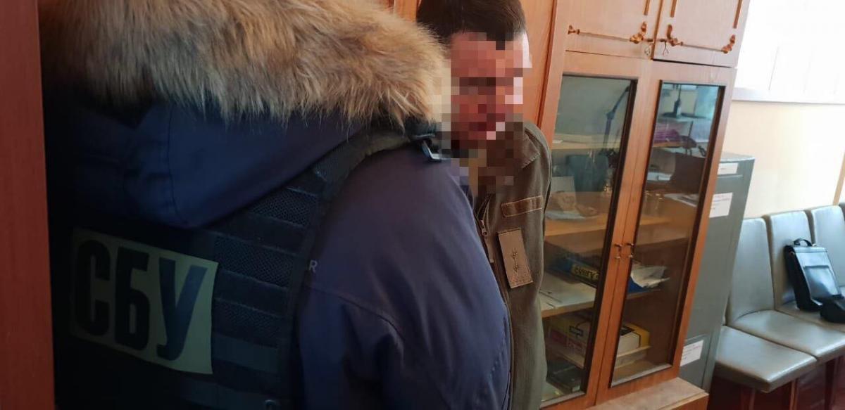 Підполковника затримали у робочому кабінеті / фото прес-центр СБУ Підполковника затримали у робочому кабінеті / фото прес-центр СБУ