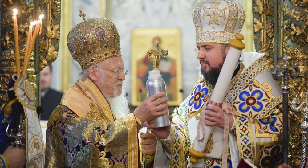 Epifaniy receives tomos from Ecumenical Patriarch Bartholomew I