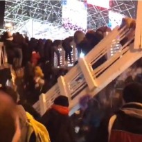В Москве под гимн России обвалился мост с десятками людей, есть пострадавшие (видео)
