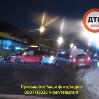 В Киеве столкнулись два автомобиля и троллейбус, ДТП закончилось дракой (фото)