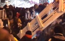 В Москве под гимн России обвалился мост с десятками людей, есть пострадавшие (видео)