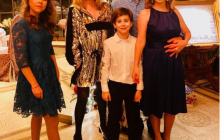 Струнка Алла Пугачова у "золотій" міні-сукні спричинила фурор у мережі (фото)