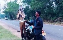 Двух ланкийцев задержали за взятку картонному полицейскому (видео)