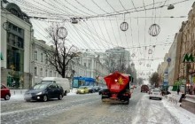 На заснеженных улицах Киева работают 332 единицы техники и бригады по ручной уборке – КГГА