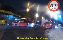 В Киеве столкнулись два автомобиля и троллейбус, ДТП закончилось дракой (фото)
