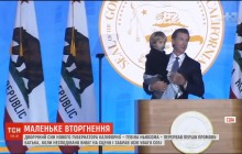 Первую речь нового губернатора Калифорнии "сорвал" его двухлетний сын (видео)