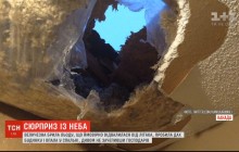 Ледь не вбила: у Канаді дах будинку пробила брила льоду з неба (відео)