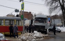 У центрі Дніпра вантажівка протаранила трамвай - постраждала жінка