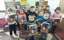 Укрлендфармінг Бахматюка подарував дітям десятки тисяч солодких подарунків