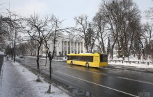 В центре Киева под троллейбусом провалился асфальт (фото, видео)