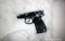У Києві затримали чоловіка, який обстріляв з пневматичного пістолета двері школи (фото)