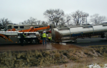 Сладкая авария: в США на трассу вылилось больше 150 тысяч литров жидкого шоколада (фото)