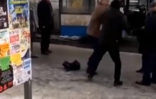 У Чернівцях пасажир накинувся із кулаками на водія автобуса просто під час руху (відео)