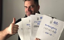 Голландський інженер пояснив, чому використовує на гонках Формули-1 папки з українським гербом (фото)