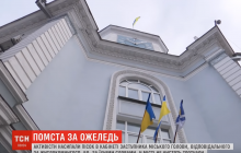 Месть за гололед: в Житомире активисты засыпали песком кабинет заместителя мэра (видео)