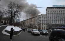 Пожар в доме на Крещатике создает опасность для других зданий (видео)