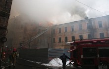 Активісти заявляють про архітектурну цінність палаючого в центрі Києва будинку