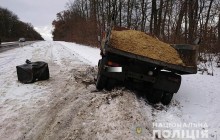 На Тернопільщині внаслідок зіткнення легкового автомобіля з КамАЗом травмовано двох осіб (фото)