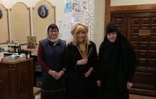 Алла Пугачова без макіяжу з'явилася в дивному головному уборі в церкві (фото)