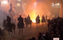 В Іспанії на щорічному фестивалі вершники разом з кіньми стрибали через "очищувальний" вогонь (відео)