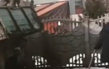 У мережі кепкують з рівненських комунальників, які засипали асфальт у калюжу (відео)