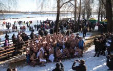 На Крещение Кличко с мэрами более 30 городов нырял в Днепр в парке "Наталка"