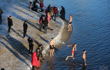 Філарет освятив воду, а люди пірнали в крижане Дніпро: як у Києві відзначили Хрещення (фото, відео)