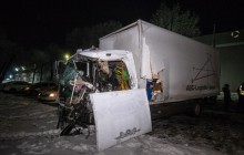 Под Киевом столкнулись два грузовика — один из водителей погиб на месте (фото)