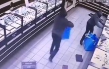 В Кривом Роге грабители сумками выносили драгоценности из ювелирного магазина: видео