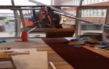 У Ліверпулі водій екскаватора розгромив хол готелю через суперечку щодо зарплати (відео)