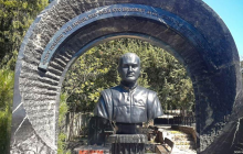 "Семейный склеп": журналисты показали могилу Януковича в Крыму (видео)