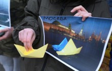 Під посольствами РФ у Києві та Львові провели акції на підтримку захоплених українських моряків (фоторепортаж, відео)